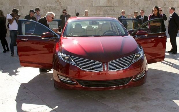 2013-Lincoln-MKZ-front-end