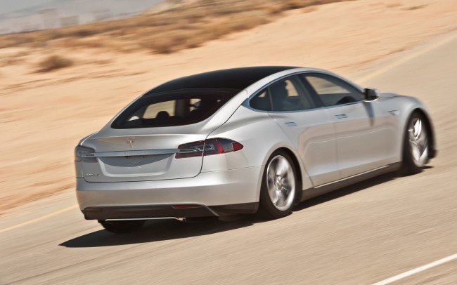 2013-Tesla-Model-S-rear-three-quarter-2
