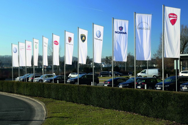 Volkswagen Werk Wolfsburg/Fahnenstangen der Konzernmarken am Verwaltungshochhaus