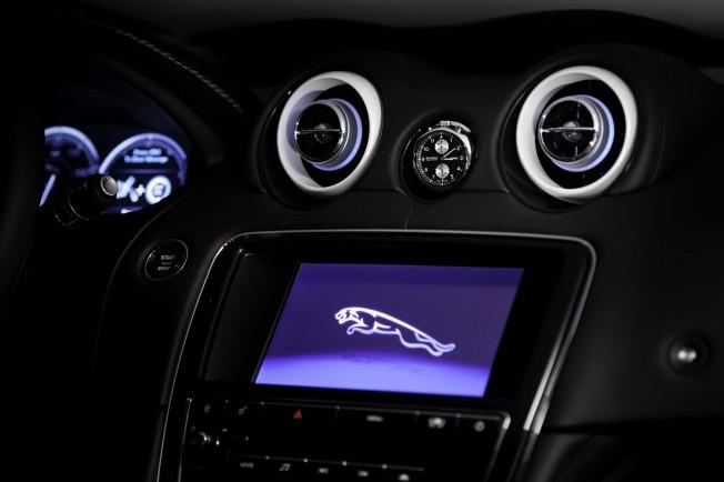 Jaguar-XJ75-Platinum-infotainment