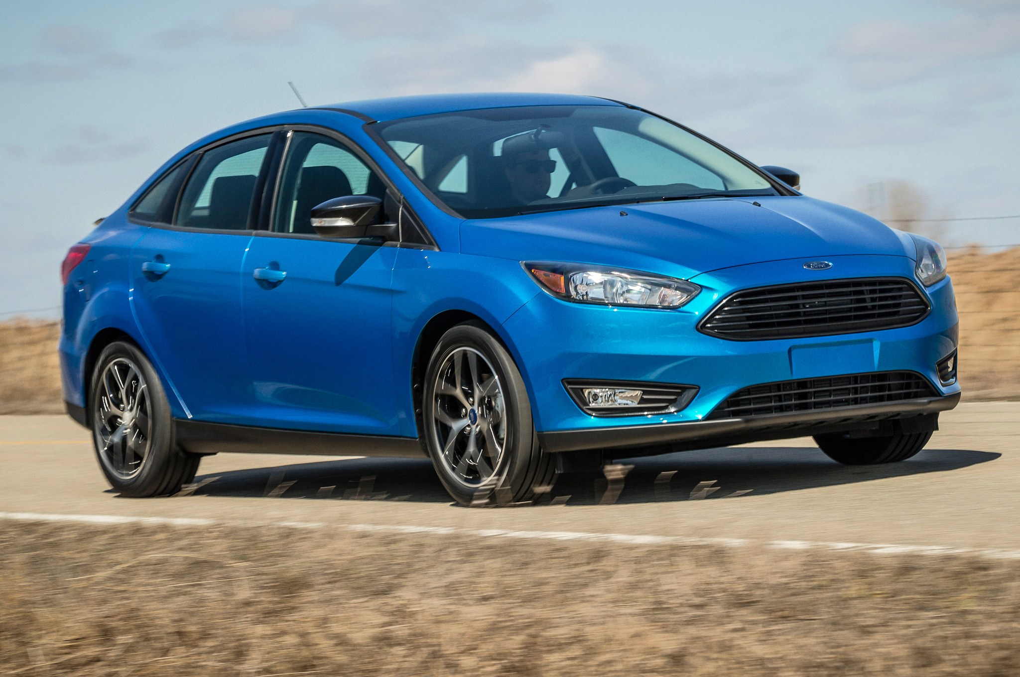 2015-ford-focus-sedan-front-side-motion-view-on-road